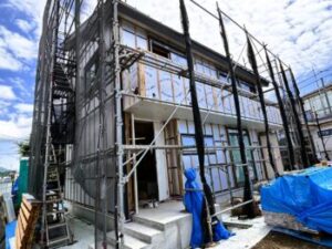 足場に囲まれた建築中の住宅
