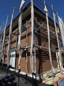 足場に囲まれた建築中の住宅