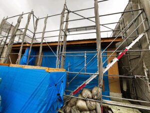 足場に囲まれた建築中の住宅