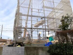足場に囲まれた建築中の住宅
