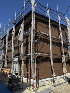 足場に囲まれた建築中の住宅