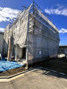 足場に囲まれた建築中の住宅