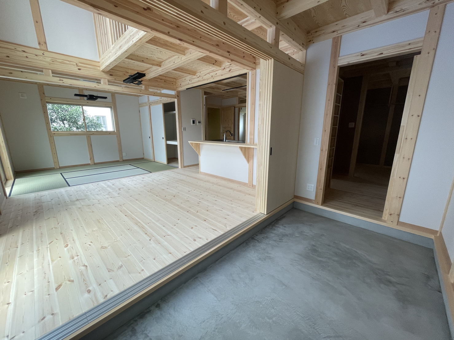 木の柱と床が見える住宅の室内